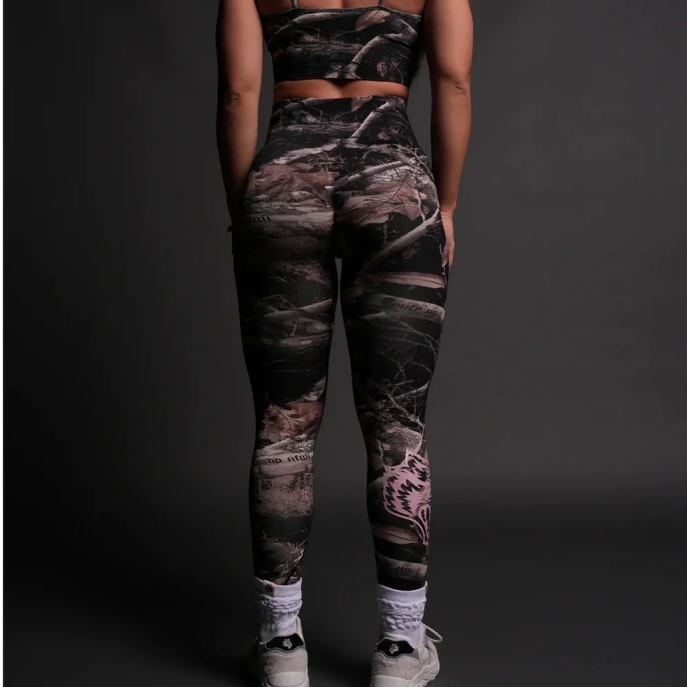 OUR PASSION "EVERSON SEAMLESS" SCRUNCH LEGGINGS IN DARC BROWN WOODLAND CAMO - Picture 5 of 12